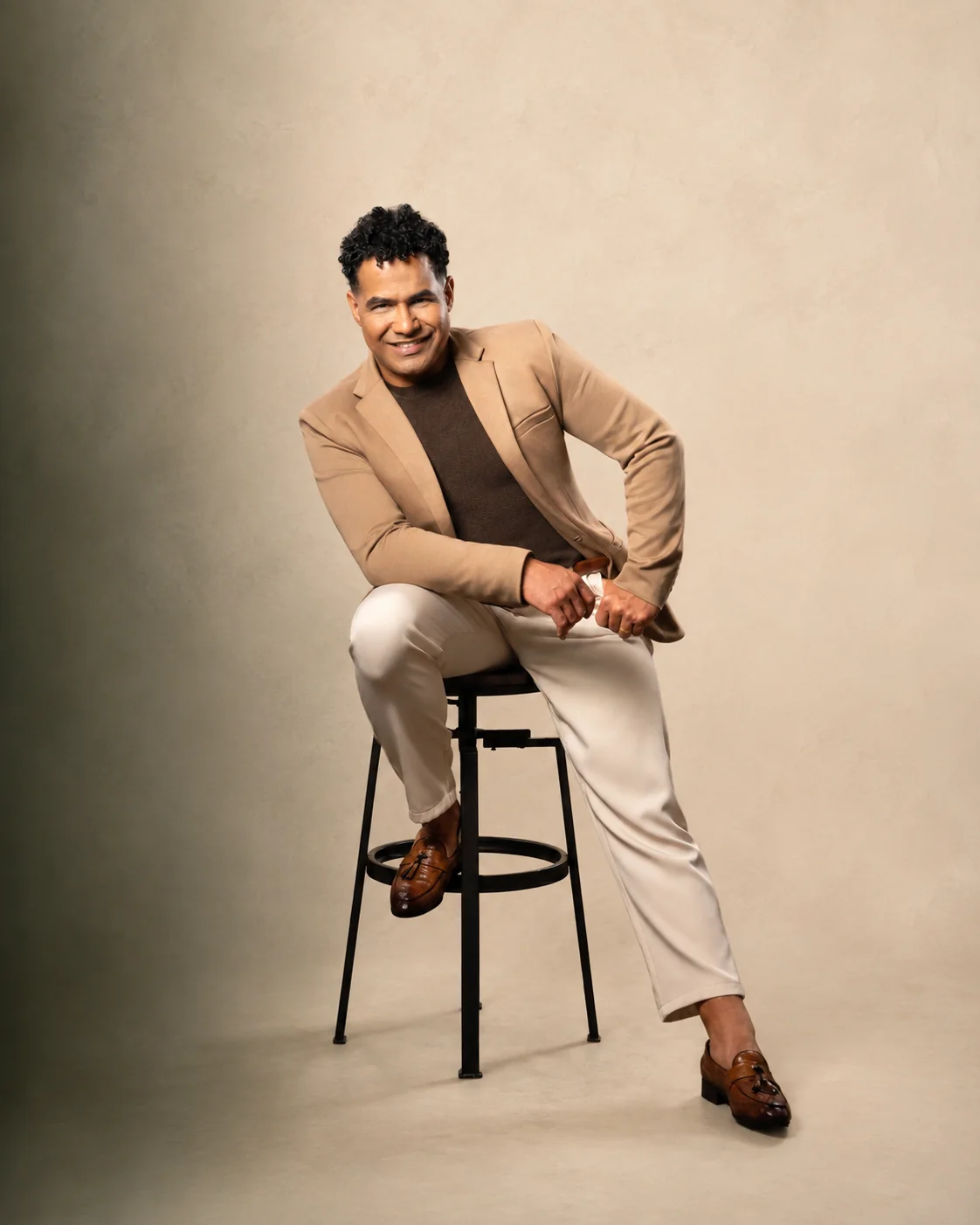 Daniel Cedeño en salón